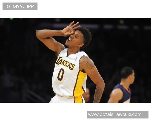 尼克杨重返湖人赛场引发热议球迷期待昔日辉煌再现